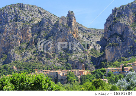 ムスティエ・サント・マリー　アルプ・ドゥ・オート・プロヴァンス　フランス 16891384