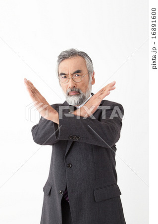 NGサインを送るシニアのビジネスマン 16891600