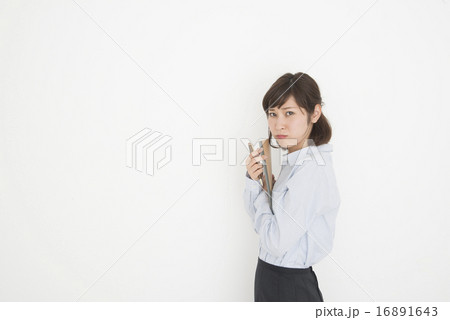 ノートを持つ女性 16891643