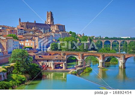 アルビの大聖堂とタルヌ川にかかる橋 フランスの写真素材