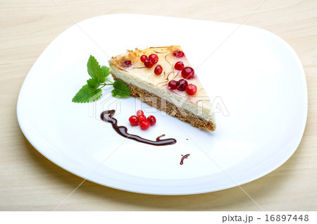 Cheesecake with berries and mint 16897448