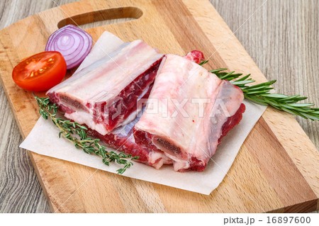 Raw beef ribs 16897600