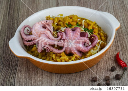 Seafood risotto 16897731