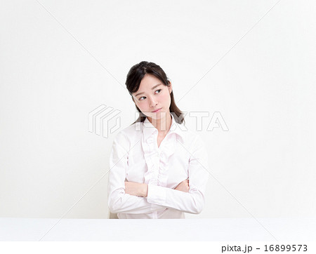 怒って首を傾げている若い女性の写真素材