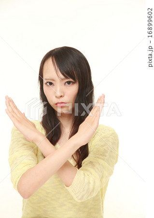 駄目出しをする女性 16899602