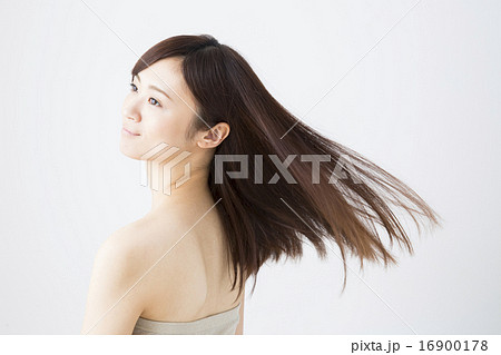ビューティーイメージ 髪をなびかせる若い女性の写真素材