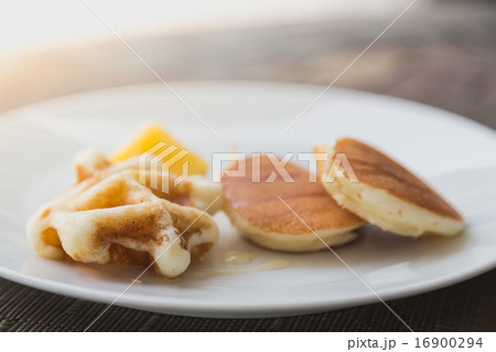 Pancakes with honey dipper 16900294