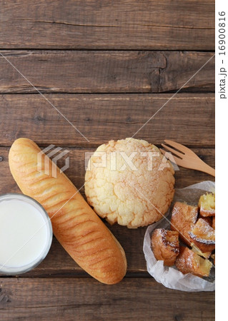 色々な甘いパンとグラスに入れた牛乳 色々な甘いパンとグラスに入れた牛乳 16900816