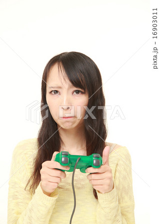ゲームオーバーの女性 16903011