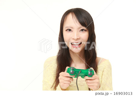 ゲームを楽しむ女性 16903013