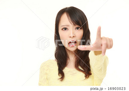 動揺する女性 動揺する女性 16903023
