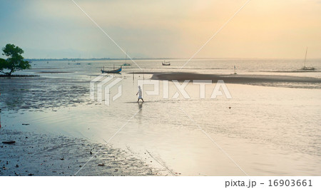 Indonesian fishermam village 16903661