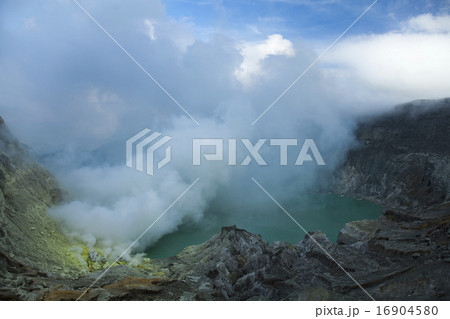 Crater of volcano Ijen, Java, Indonesia Crater of volcano Ijen, Java, Indonesia 16904580