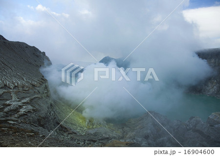 Volcano Ijen, Java, Indonesia, bright colorful  16904600
