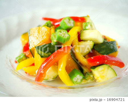 夏野菜の塩麹サラダ 丸プレート (横位置) 夏野菜の塩麹サラダ 丸プレート (横位置) 16904721