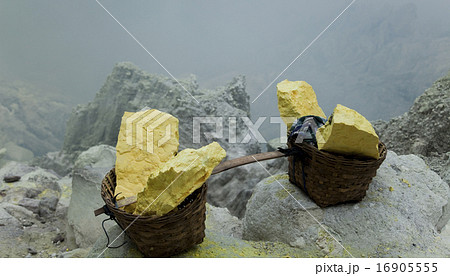 Basket sulfur, volcano in Indonesia Basket sulfur, volcano in Indonesia 16905555