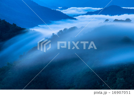 新潟県魚沼市 枝折峠 滝雲と雲海の写真素材