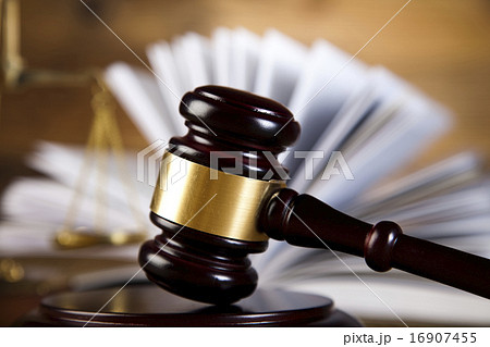 Gavel on books, ambient light vivid theme 16907455