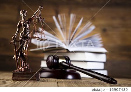 Gavel on books, ambient light vivid theme 16907489