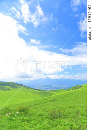 草原と青空 背景素材 の写真素材