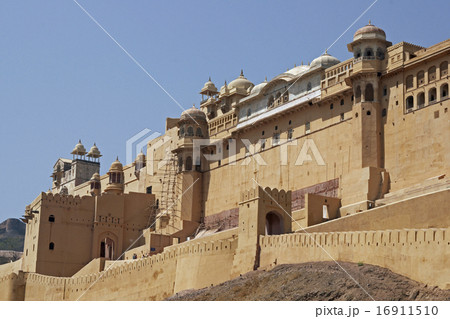 Imposing Amber Fort 16911510