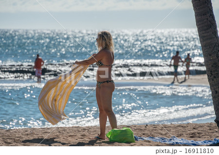People having fun at hawaii beach 16911810