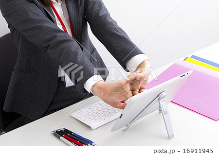 女性 オフィスレディ ビジネス 疲労 ストレッチ 柔軟 伸ばす 手 パーツ スーツ 女性 オフィスレディ ビジネス 疲労 ストレッチ 柔軟 伸ばす 手 パーツ スーツ 16911945