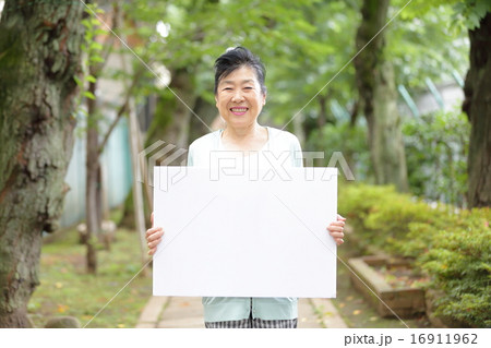 メッセージボードを持つ中高年 16911962