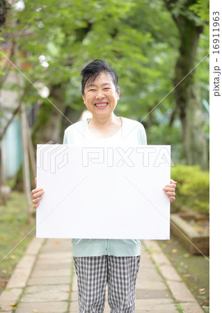 メッセージボードを持つ中高年 16911963