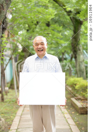 メッセージボードを持つ中高年 16911964