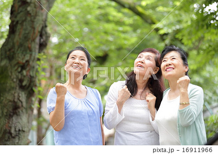 ガッツポーズするおばちゃん 16911966