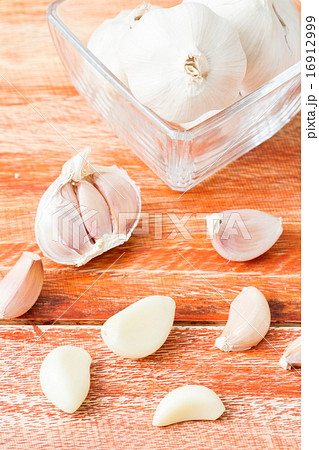 Organic garlic whole and cloves on the wooden back 16912999