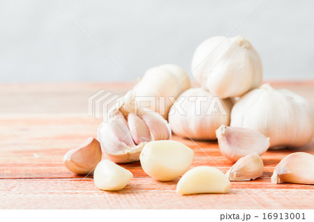 Organic garlic whole and cloves on the wooden back 16913001