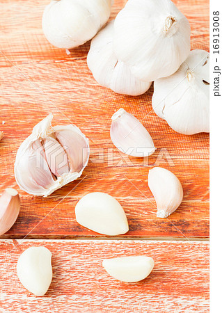 Organic garlic whole and cloves on the wooden back 16913008