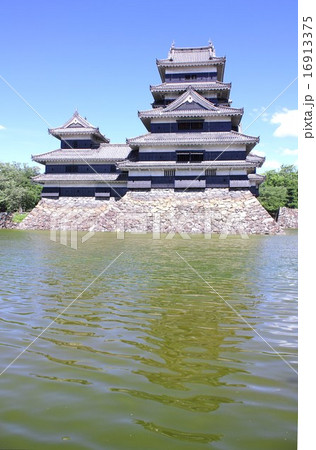 美しい夏空に浮かび上がる信濃の名城、国宝松本城 美しい夏空に浮かび上がる信濃の名城、国宝松本城 16913375