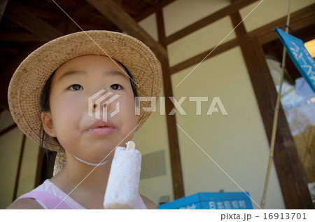 アイスキャンディーを食べる女の子 16913701