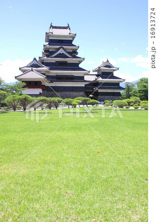夏の緑が鮮やかな信濃の名城、国宝松本城と本丸御殿跡 16913724