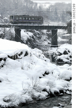 芸備線　雪景色　橋を渡る列車 16915299