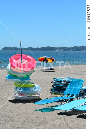 パラソルと浮き輪 16915338