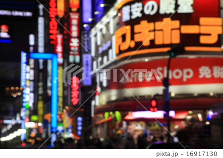 歓楽街イメージ 新宿歌舞伎町 中央通りセントラルロード の背景用素材画像の写真素材