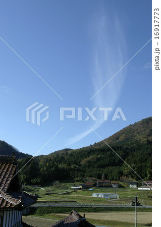 上昇気流　飯山を登る雲 16917773