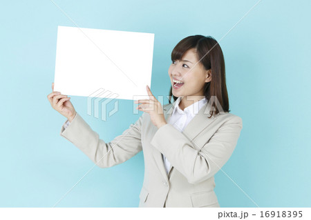 メッセージボードを持つ笑顔の女性 メッセージボードを持つ笑顔の女性 16918395