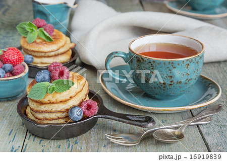 Pancakes with berries 16919839