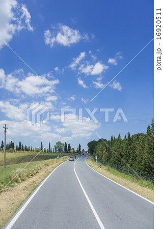 南トスカーナ　オルチャ渓谷の中を走る道路 16920511