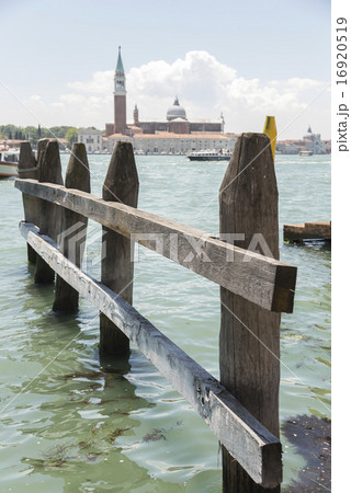 海の中に立つ柵越しに見るサン・ジョルジョ・マッジョーレ聖堂 海の中に立つ柵越しに見るサン・ジョルジョ・マッジョーレ聖堂 16920519