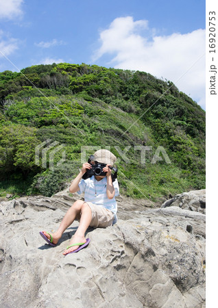 岩場に座り撮影する子供。小さなカメラマン（三浦半島、長浜海岸） 16920753
