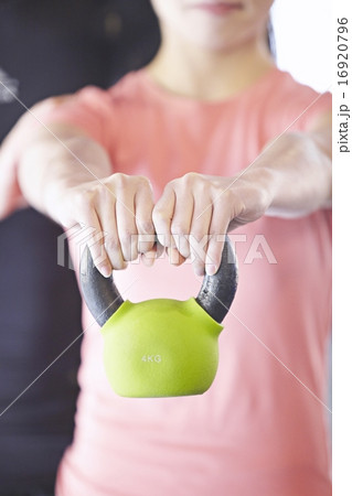 スポーツセンターでのトレーニング スポーツセンターでのトレーニング 16920796