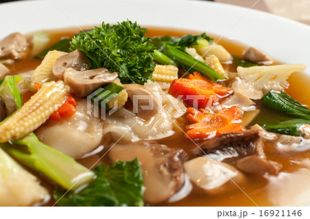 Vegetarian stirred noodle 16921146