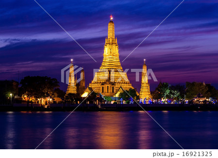 Wat Arun historical park and Chawpraya river Wat Arun historical park and Chawpraya river 16921325