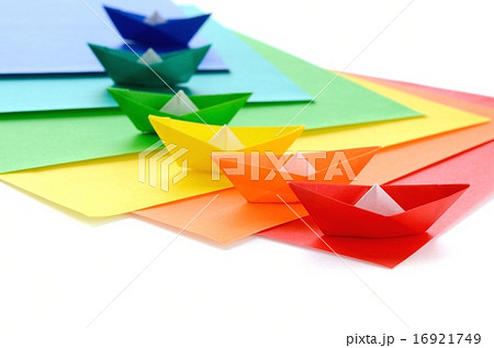 カラフルな折り紙の舟と折り紙 の写真素材